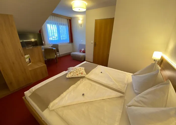 Und Leeb Πανσιόν 3*