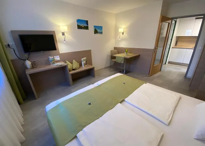 Und Leeb Πανσιόν 3*