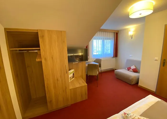 Und Leeb Πανσιόν 3*