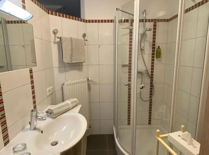 Und Leeb Πανσιόν 3*