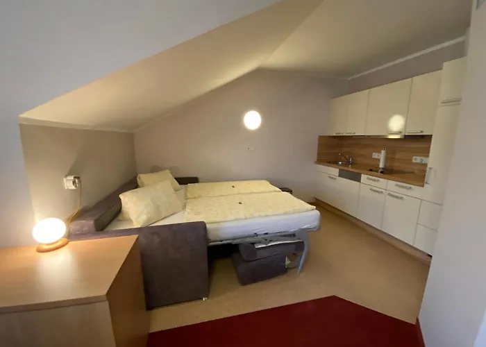 Πανσιόν Und Leeb 3*