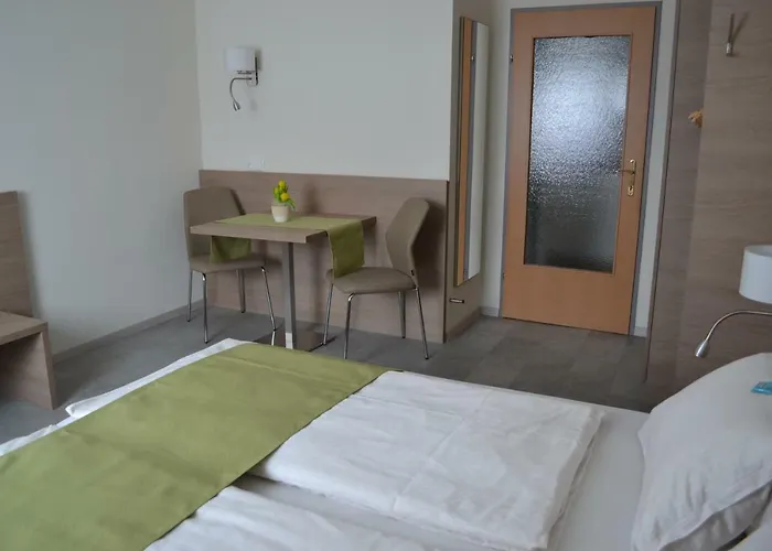 Πανσιόν Und Leeb