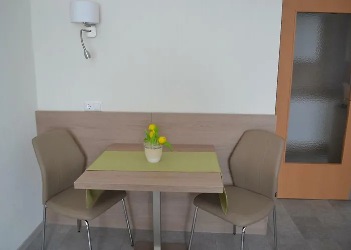 Und Leeb Πανσιόν 3*